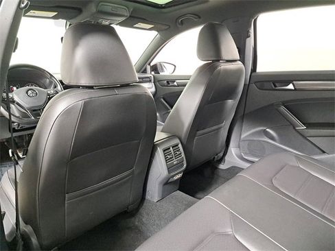 Used 2022 Volkswagen Passat 2.0T R-Line image 11