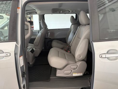 Used 2020 Toyota Sienna XLE w/ XLE Navigation Package FWD image 12