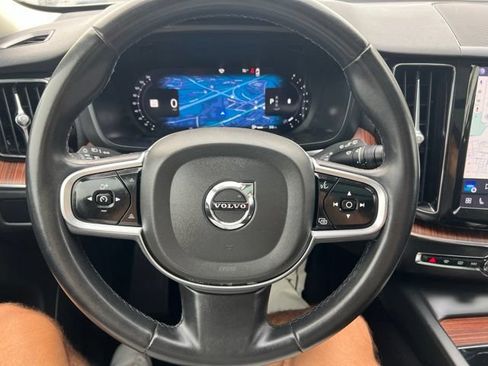 Used 2023 Volvo XC60 B5 Plus FWD image 10