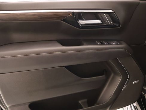 Used 2025 Chevrolet Tahoe Premier AWD/4WD image 19