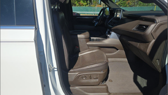 Used 2023 GMC Yukon XL SLE w/ Gmc Pro Safety Plus Package AWD/4WD image 9