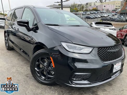 Used 2023 Chrysler Pacifica Limited w/ Uconnect Theater Family Group FWD image 1