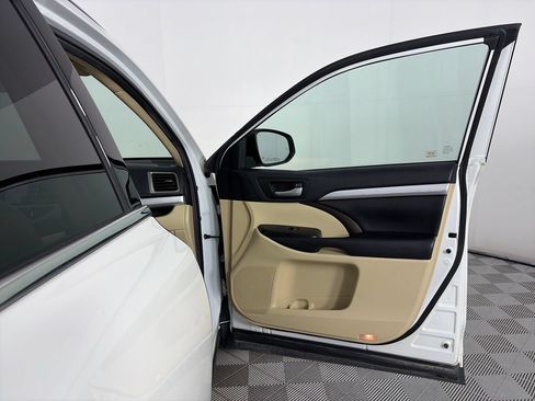 Used 2019 Toyota Highlander XLE AWD/4WD image 30