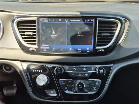 Used 2025 Chrysler Pacifica Select FWD image 19