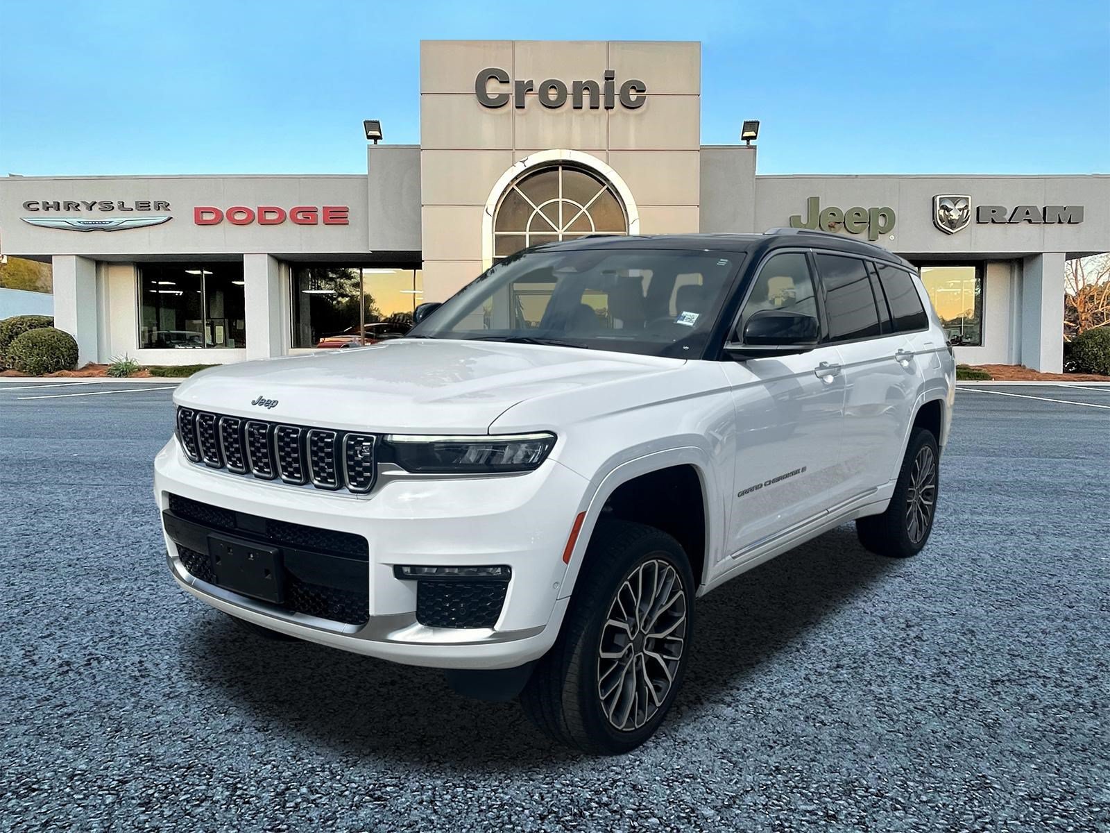 Used 2023 Jeep Grand Cherokee L Summit AWD/4WD image 7