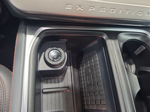 Used 2025 Ford Expedition Active AWD/4WD image 17