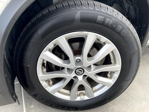 Used 2017 Nissan Rogue SV w/ SV Premium Package AWD/4WD image 6