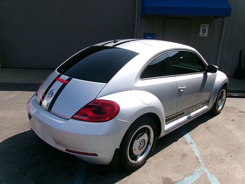 Used 2012 Volkswagen Beetle 2.5 image 2