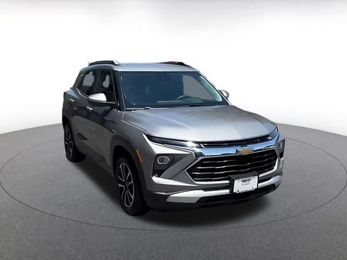 Used 2025 Chevrolet TrailBlazer LT FWD image 3