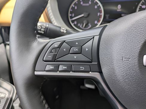 Used 2025 Nissan Sentra SV w/ SV Premium Package FWD image 15