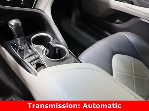Used 2018 Toyota Camry XLE image 17