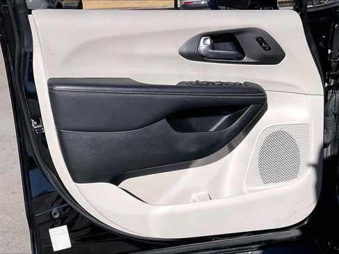 Used 2024 Chrysler Pacifica Touring-L image 20