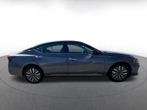 Used 2025 Nissan Altima 2.5 SV image 16