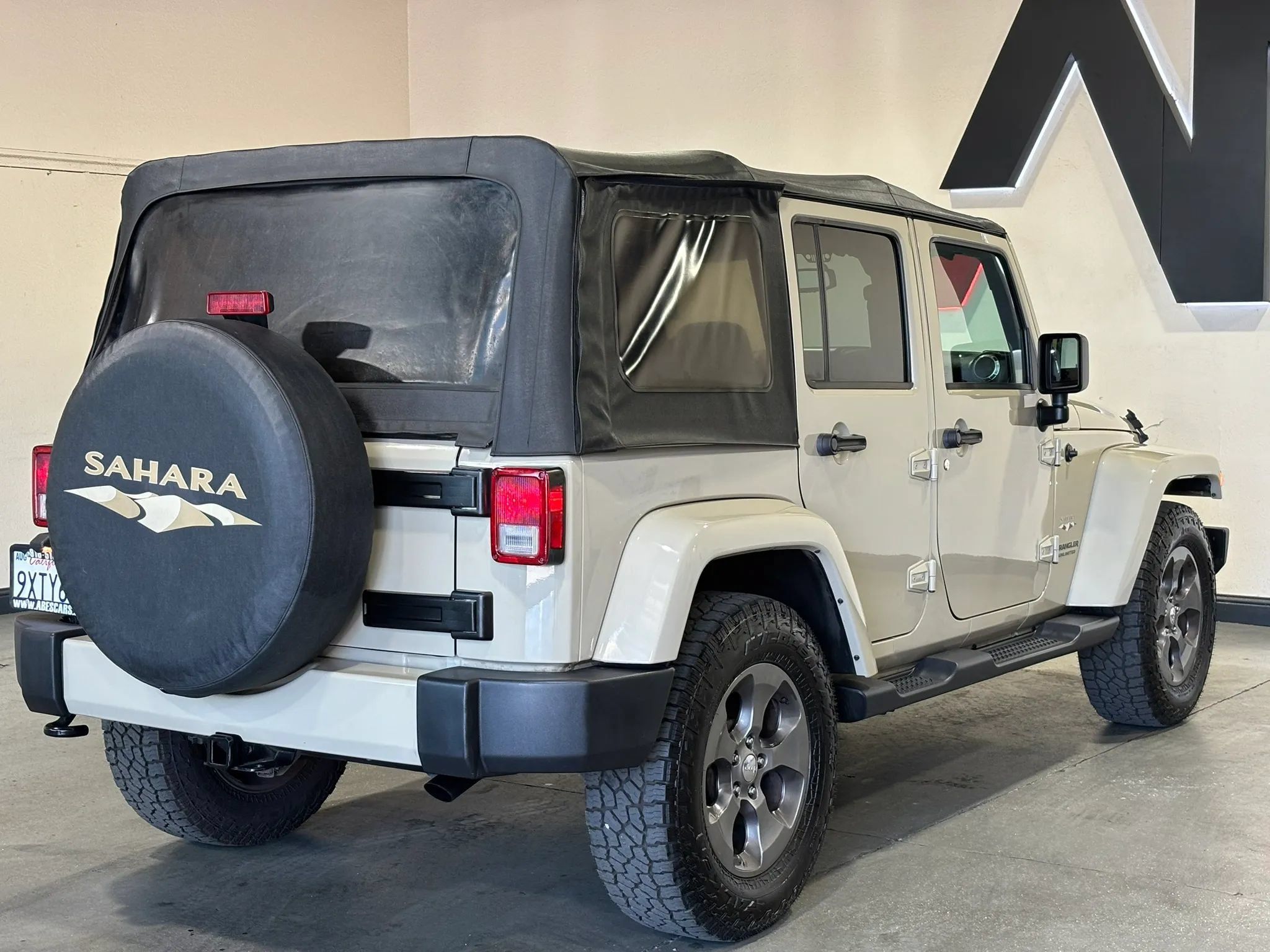 Used 2017 Jeep Wrangler Unlimited Sahara w/ Max Tow Package AWD/4WD image 4