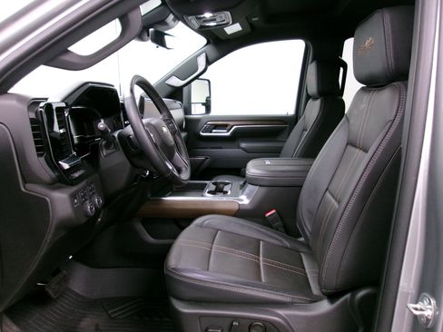 Used 2025 Chevrolet Silverado 2500 High Country w/ Technology Package image 8