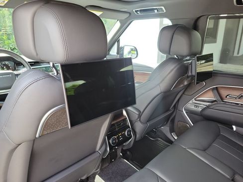 Used 2025 Land Rover Range Rover Autobiography AWD/4WD image 11
