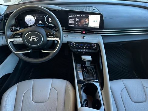 Certified 2025 Hyundai Elantra Limited FWD image 17