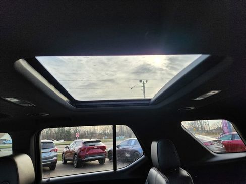 Used 2023 Chevrolet Traverse RS image 33