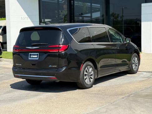 Used 2023 Chrysler Pacifica Touring-L FWD image 15