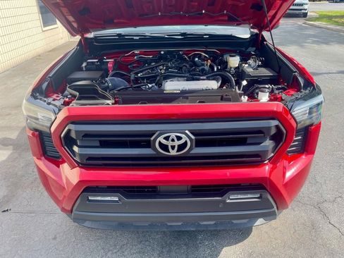 Used 2025 Toyota Tacoma SR5 AWD/4WD image 15