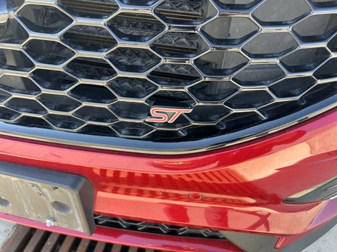 Used 2021 Ford Edge ST w/ Equipment Group 401A AWD/4WD image 2