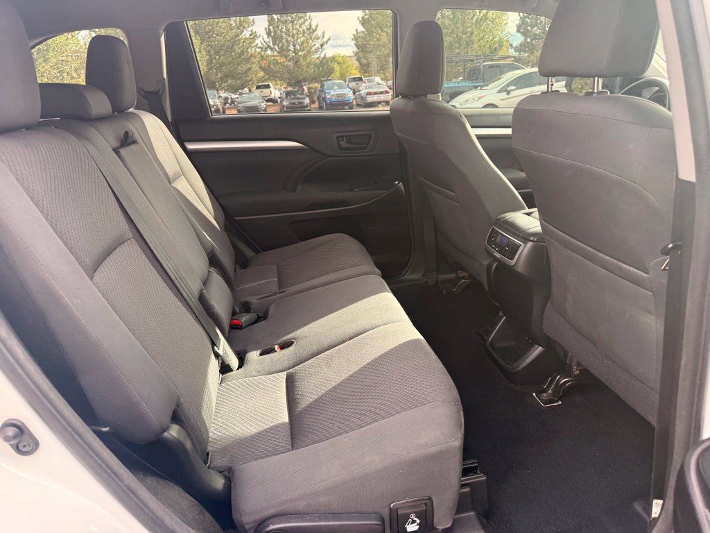 Used 2017 Toyota Highlander LE w/ Carpet Mat Package AWD/4WD image 13