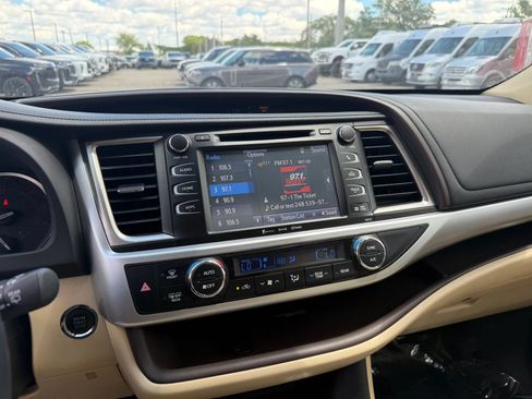 Used 2017 Toyota Highlander XLE w/ Carpet Mat Package AWD/4WD image 21