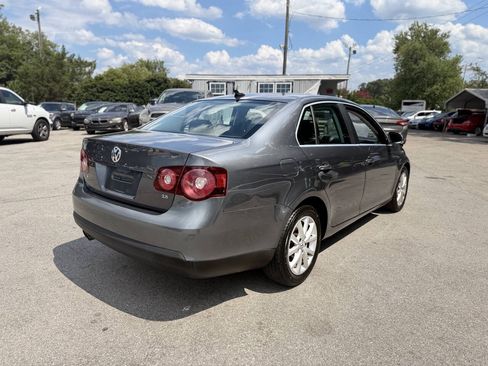 Used 2010 Volkswagen Jetta SE FWD image 4