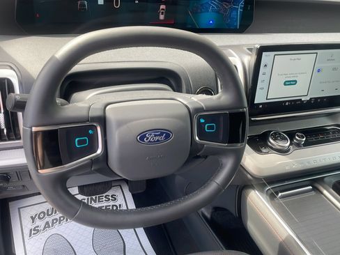 Used 2025 Ford Expedition Active AWD/4WD image 18