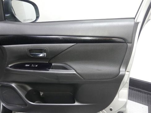 Used 2020 Mitsubishi Outlander SE image 18