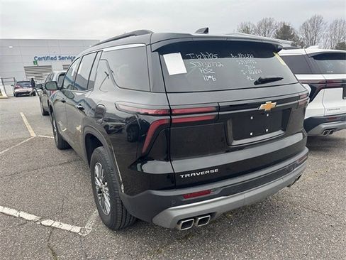 Used 2025 Chevrolet Traverse LT image 3
