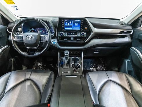 Used 2021 Toyota Highlander XLE AWD/4WD image 13