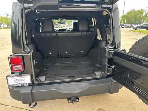 Used 2018 Jeep Wrangler Unlimited Sahara AWD/4WD image 22