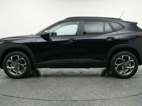 Used 2025 Chevrolet Trax LT w/ LT Convenience Package image 5