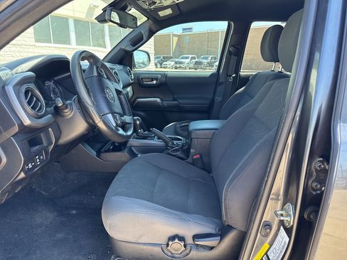 Used 2018 Toyota Tacoma TRD Off-Road w/ Technology Package image 10