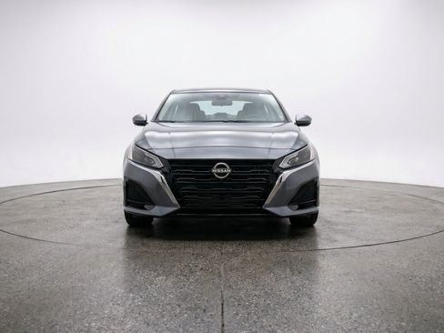 Used 2025 Nissan Altima 2.5 SV FWD image 2