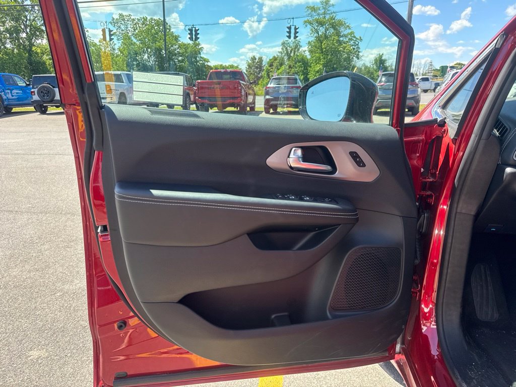 New 2027 Chrysler Pacifica Select FWD image 27
