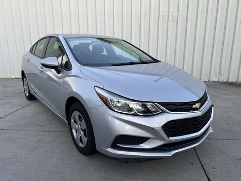 Used 2018 Chevrolet Cruze LS image 1