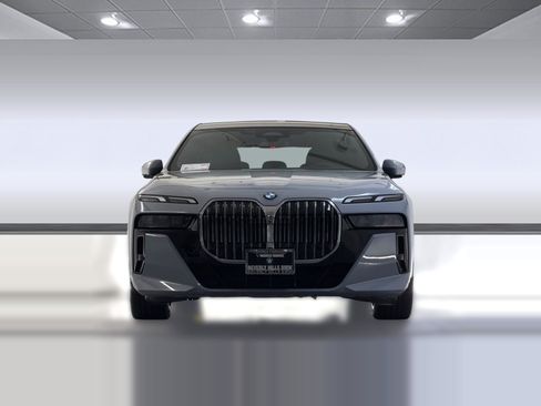 Used 2023 BMW 740i w/ Parking Assistance Package RWD image 6