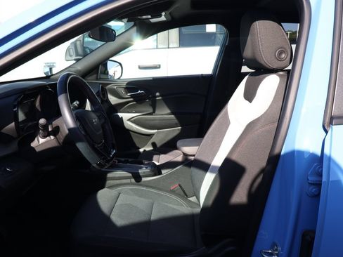 Used 2024 Chevrolet Trax RS w/ Sunroof Package FWD image 9
