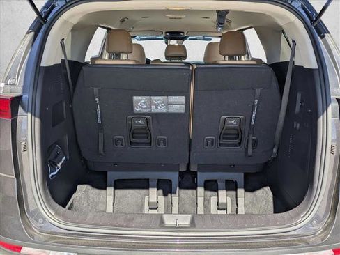 Used 2024 Kia Carnival LX image 17