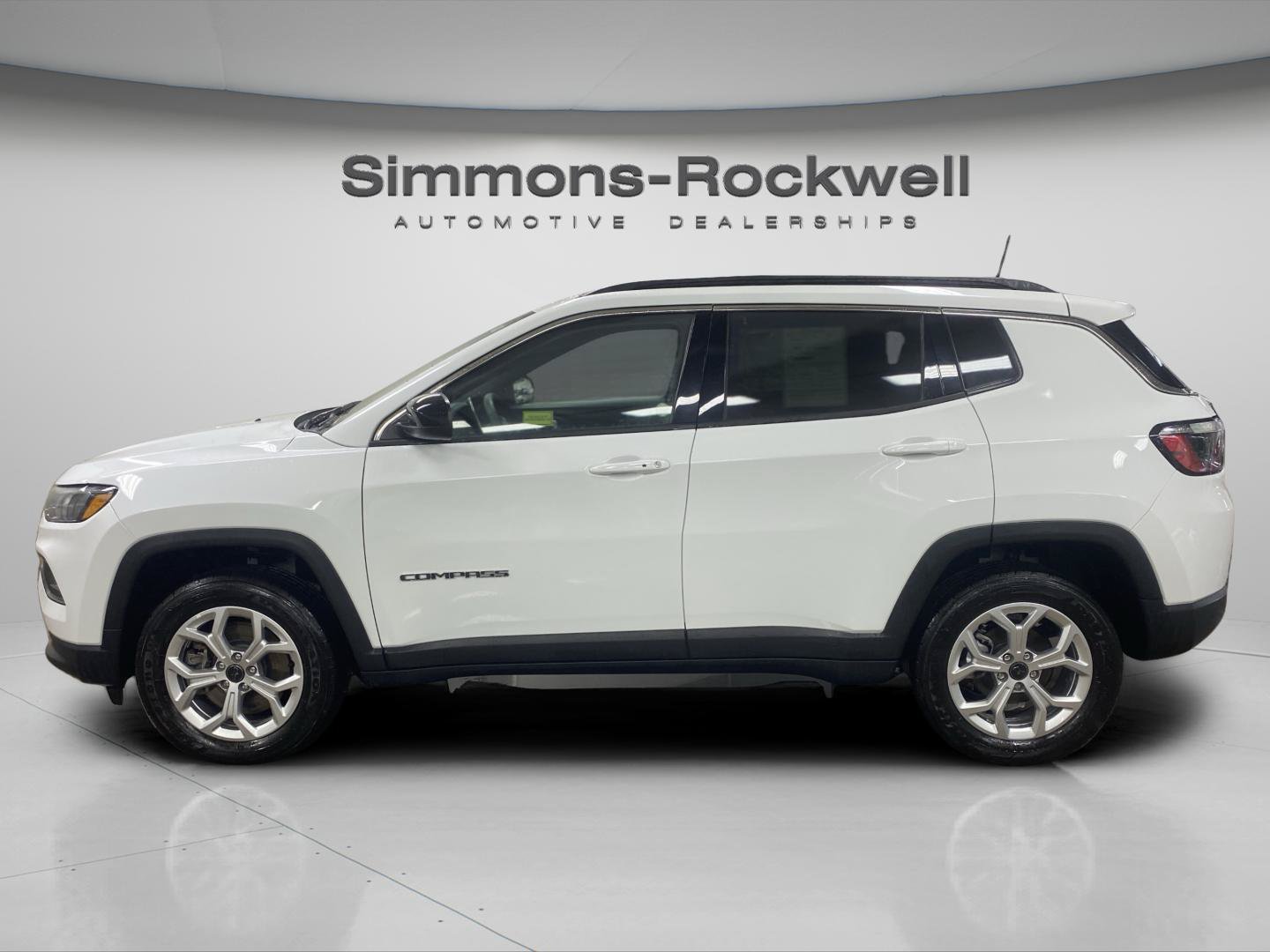 Used 2025 Jeep Compass Latitude AWD/4WD image 2