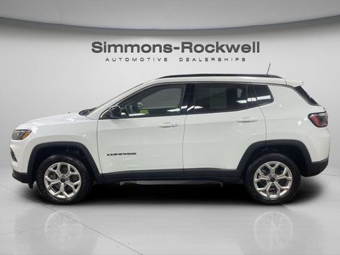 Used 2025 Jeep Compass Latitude AWD/4WD image 2