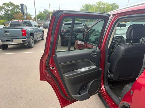 Used 2014 Jeep Compass Latitude FWD image 15