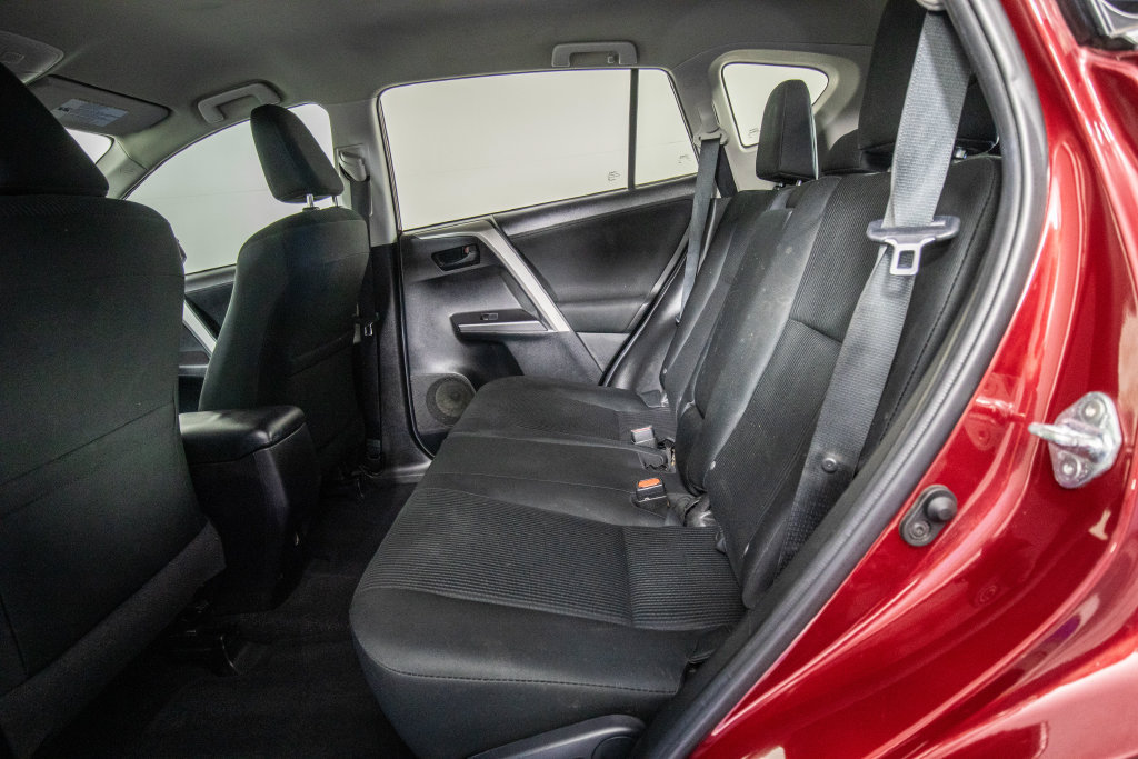 Used 2018 Toyota RAV4 LE FWD image 10