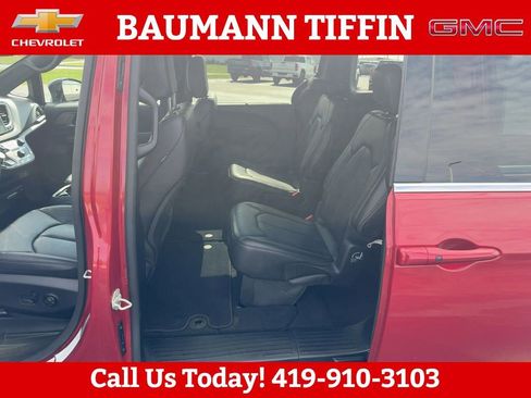 Used 2025 Chrysler Pacifica Select image 18