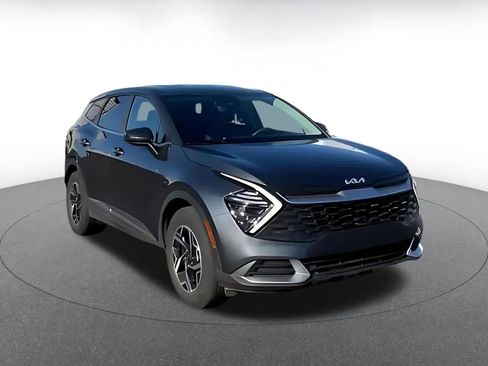 Used 2025 Kia Sportage LX image 3