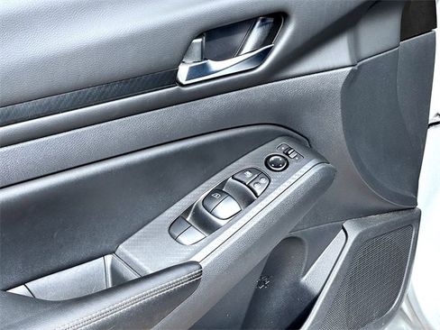 Used 2024 Nissan Altima 2.5 SV image 12
