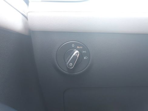 Certified 2025 Volkswagen Taos SE w/ Panoramic Sunroof Package FWD image 22