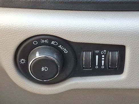 Used 2023 Chrysler Pacifica Touring-L FWD image 26